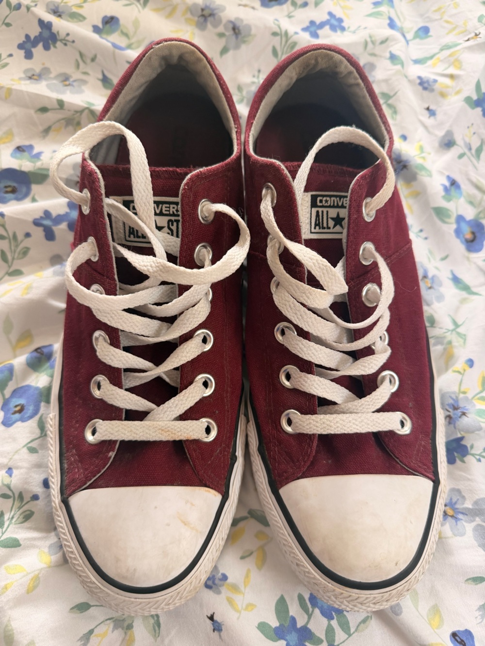 Converse Low Top Sneakers in Burgundy with White Laces